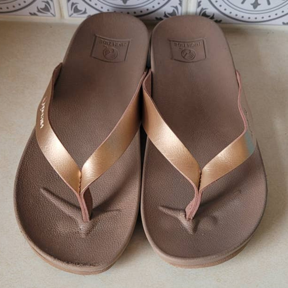 High Tide Sandals "Sea Side" Flip Flops in Gold Size 6